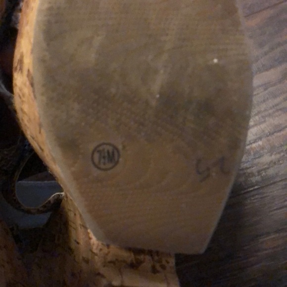 Size 7 and 1/2, snake print wedges - Picture 5 of 5